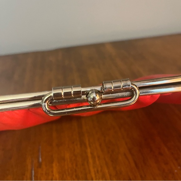 Red and Navy blue vintage clutch purse with gold tone clasp. - Picture 3 of 10